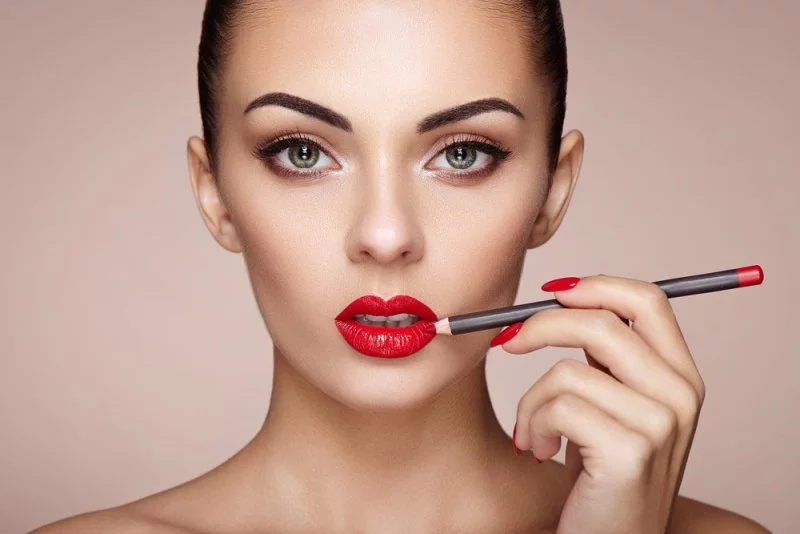 5 dakikada kalıcı makyaj yapmanın püf noktaları